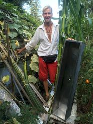 An overnight residence whilst waiting for silicone to cure. Big Larry has to
come off or risk being torn asunder under own weight.