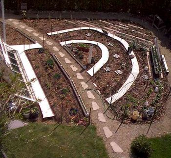 Once the mulch was spread, I made removable wood walkways to avoid crushing the
mulch (plus my feet stay clean).